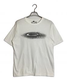 OAKLEY（オークリー）の古着「ロゴプリント/刺繍Tシャツ」｜ホワイト×ブラック