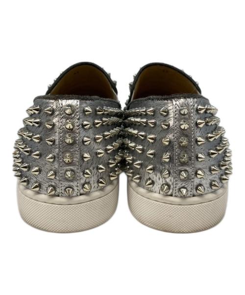 Christian Louboutin（クリスチャン・ルブタン）Christian Louboutin (クリスチャン・ルブタン) ローラーボート スタッズスリッポン シルバー サイズ:43の古着・服飾アイテム