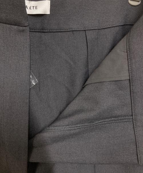 AKTE（アクテ）AKTE (アクテ) ストラップワイドパンツ グレー サイズ:1の古着・服飾アイテム