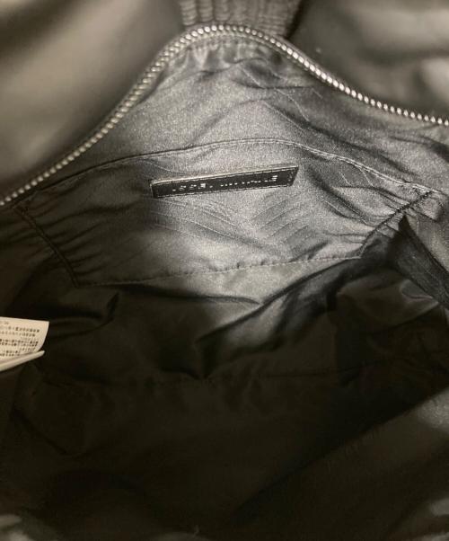 ISSEY MIYAKE（イッセイミヤケ）ISSEY MIYAKE (イッセイミヤケ) SQUARE CUSHION ショルダーバッグ ブラックの古着・服飾アイテム