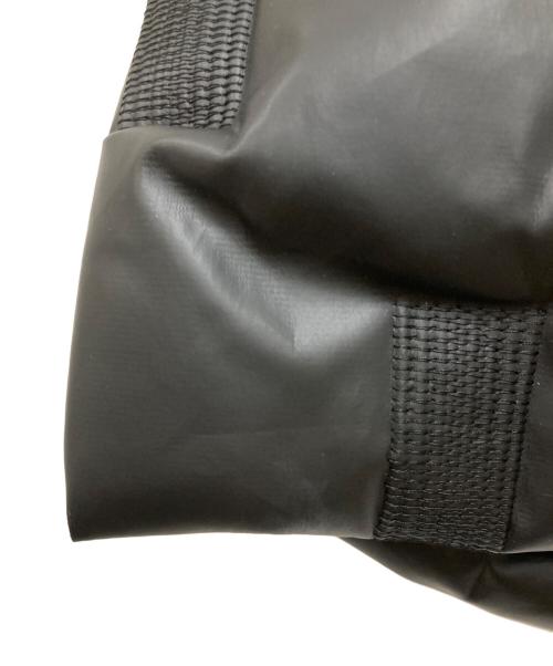 ISSEY MIYAKE（イッセイミヤケ）ISSEY MIYAKE (イッセイミヤケ) SQUARE CUSHION ショルダーバッグ ブラックの古着・服飾アイテム