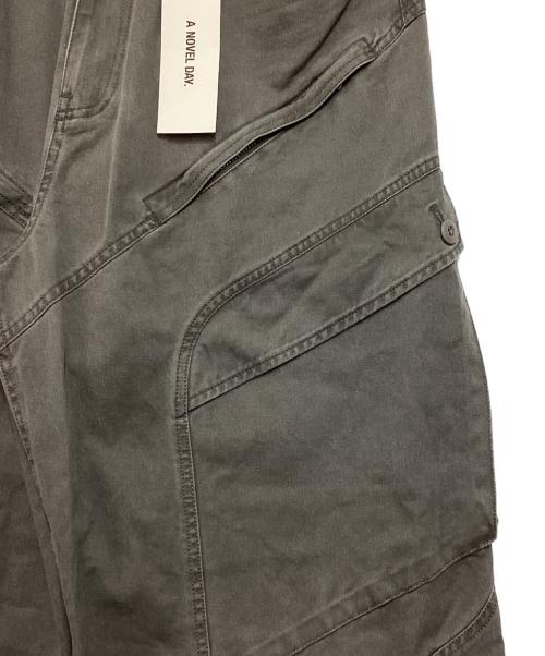 A NOVEL DAY（ア ノーベル デイ）A NOVEL DAY (ア ノーベル デイ) DOUBLE DYE CHINO PT グレー サイズ:3の古着・服飾アイテム