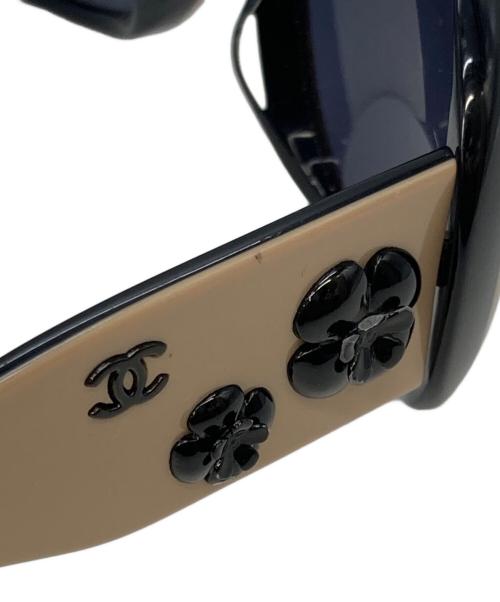 CHANEL（シャネル）CHANEL (シャネル) カメリア サングラス ベージュ×ブラック サイズ:56□16-130の古着・服飾アイテム