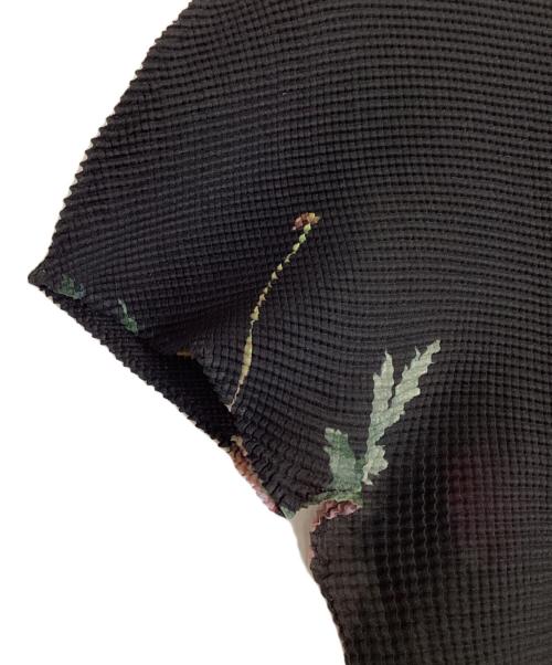 me ISSEY MIYAKE（ミーイッセイ ミヤケ）me ISSEY MIYAKE (ミーイッセイ ミヤケ) S/S フラワー転写ハイネックプリーツカットソー ブラック サイズ:FREEの古着・服飾アイテム