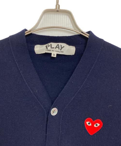PLAY COMME des GARCONS（プレイコムデギャルソン）PLAY COMME des GARCONS (プレイコムデギャルソン) ハートワッペンVネックカーディガン ネイビー サイズ:Mの古着・服飾アイテム