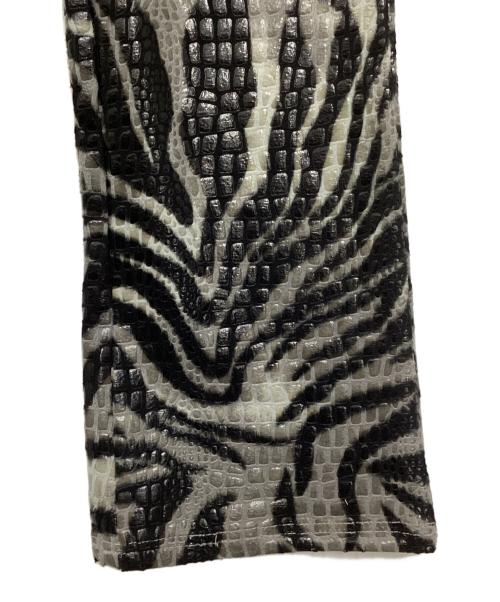 CANDIES（キャンディーズ）CANDIES (キャンディーズ) 総柄コーティングフレアパンツ グレー×ブラック サイズ:11の古着・服飾アイテム