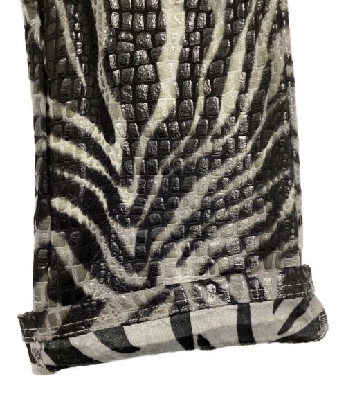 CANDIES（キャンディーズ）CANDIES (キャンディーズ) 総柄コーティングフレアパンツ グレー×ブラック サイズ:11の古着・服飾アイテム