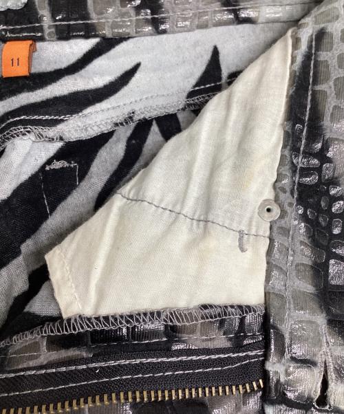 CANDIES（キャンディーズ）CANDIES (キャンディーズ) 総柄コーティングフレアパンツ グレー×ブラック サイズ:11の古着・服飾アイテム