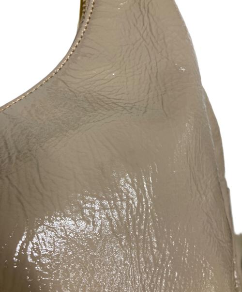 ATAO（アタオ）ATAO (アタオ) エナメルショルダーバッグ/Enamel shoulder bag ベージュの古着・服飾アイテム