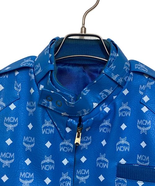 MCM（エムシーエム）MCM (エムシーエム) ロゴプリントレザーライダースジャケット ブルー サイズ:Mの古着・服飾アイテム