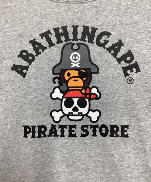 A BATHING APE PIRATE STORE（アベイシングエイプ パイレーツストア）A BATHING APE PIRATE STORE (アベイシングエイプ パイレーツストア) プリントスウェット グレー サイズ:Lの古着・服飾アイテム