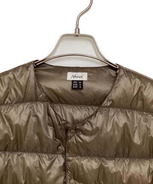 NANGA（ナンガ）NANGA (ナンガ) アームデタッチャブルノーカラーダウンジャケット ブラウン サイズ:Mの古着・服飾アイテム