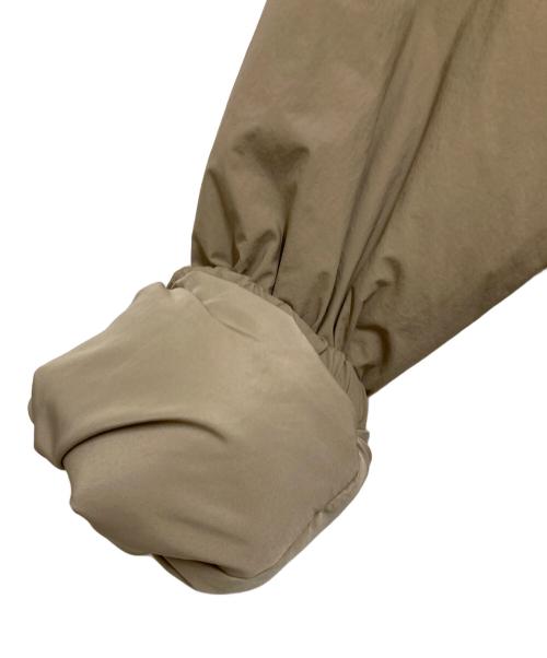 UNIVERSAL OVERALL（ユニバーサルオーバーオール）UNIVERSAL OVERALL (ユニバーサルオーバーオール) PADDING COACH JACKET ベージュ サイズ:Mの古着・服飾アイテム