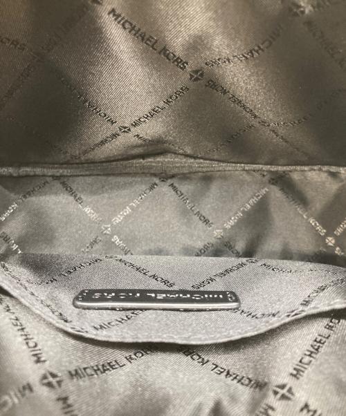 MICHAEL KORS（マイケル・コース）MICHAEL KORS (マイケル・コース) MAISIE 2 IN 1 カメラ クロスボディ スモール ホワイト×ブラックの古着・服飾アイテム