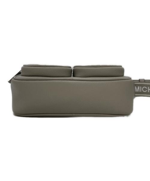 MICHAEL KORS（マイケル・コース）MICHAEL KORS (マイケル・コース) JET SET ITEM クロスボディ ウィズ テックアタッチ ミディアム グレーの古着・服飾アイテム