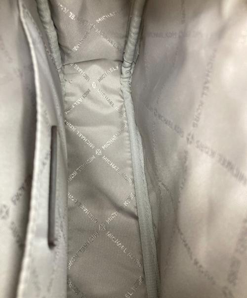 MICHAEL KORS（マイケル・コース）MICHAEL KORS (マイケル・コース) JET SET ITEM クロスボディ ウィズ テックアタッチ ミディアム グレーの古着・服飾アイテム