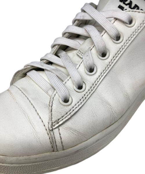 PRADA（プラダ）PRADA (プラダ) レザーローカットスニーカー ホワイト サイズ:23.5の古着・服飾アイテム