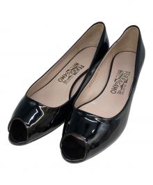 Salvatore Ferragamo（サルヴァトーレ フェラガモ）の古着「エナメルオープントゥーパンプス」｜ブラック