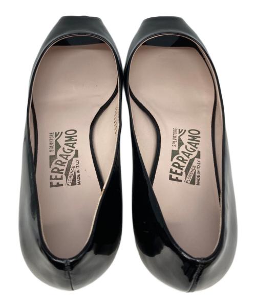 Salvatore Ferragamo（サルヴァトーレ フェラガモ）Salvatore Ferragamo (サルヴァトーレ フェラガモ) エナメルオープントゥーパンプス ブラック サイズ:7の古着・服飾アイテム