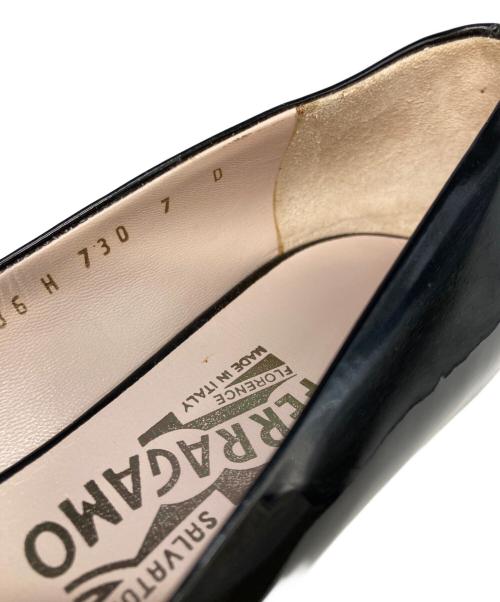 Salvatore Ferragamo（サルヴァトーレ フェラガモ）Salvatore Ferragamo (サルヴァトーレ フェラガモ) エナメルオープントゥーパンプス ブラック サイズ:7の古着・服飾アイテム