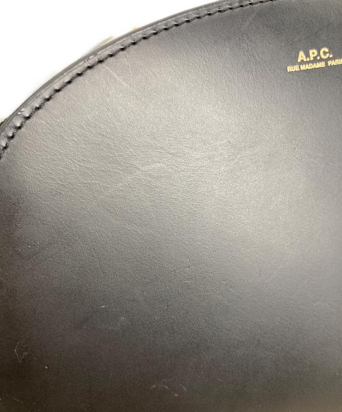 A.P.C.（アーペーセー）A.P.C. (アーペーセー) ハーフムーンショルダーバッグ ブラックの古着・服飾アイテム