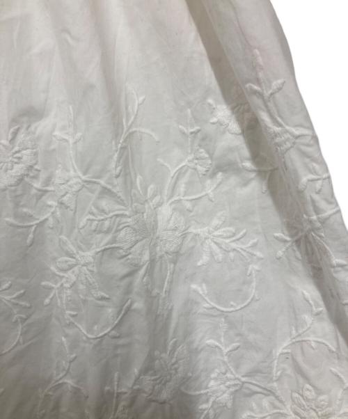 COMME des GARCONS COMME des GARCONS（コムデギャルソン コムデギャルソン）COMME des GARCONS COMME des GARCONS (コムデギャルソン コムデギャルソン) 刺繍デザインスカート ホワイト サイズ:Ｓの古着・服飾アイテム