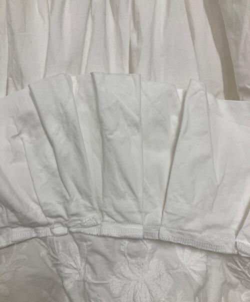 COMME des GARCONS COMME des GARCONS（コムデギャルソン コムデギャルソン）COMME des GARCONS COMME des GARCONS (コムデギャルソン コムデギャルソン) 刺繍デザインスカート ホワイト サイズ:Ｓの古着・服飾アイテム