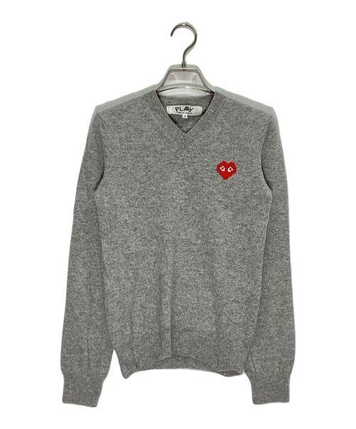 PLAY COMME des GARCONS（プレイコムデギャルソン）PLAY COMME des GARCONS (プレイコムデギャルソン) インベーダー コラボ ハート刺繍 Vネック ニット セーター グレー サイズ:Sの古着・服飾アイテム