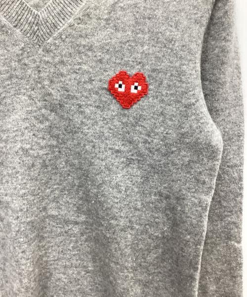 PLAY COMME des GARCONS（プレイコムデギャルソン）PLAY COMME des GARCONS (プレイコムデギャルソン) インベーダー コラボ ハート刺繍 Vネック ニット セーター グレー サイズ:Sの古着・服飾アイテム