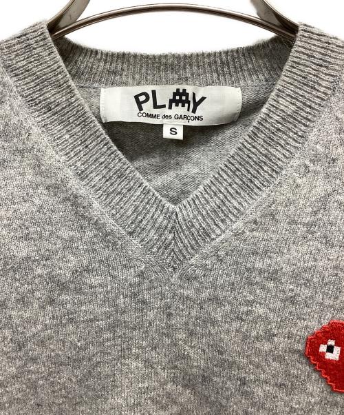 PLAY COMME des GARCONS（プレイコムデギャルソン）PLAY COMME des GARCONS (プレイコムデギャルソン) インベーダー コラボ ハート刺繍 Vネック ニット セーター グレー サイズ:Sの古着・服飾アイテム