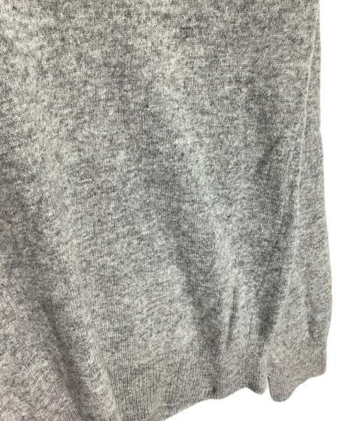 PLAY COMME des GARCONS（プレイコムデギャルソン）PLAY COMME des GARCONS (プレイコムデギャルソン) インベーダー コラボ ハート刺繍 Vネック ニット セーター グレー サイズ:Sの古着・服飾アイテム