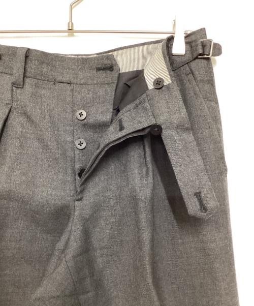IGARASHI TROUSERS（イガラシ トラウザーズ）IGARASHI TROUSERS (イガラシ トラウザーズ) BEAMS F (ビームスエフ) サイドアジャスタースラックス グレー サイズ:不明の古着・服飾アイテム