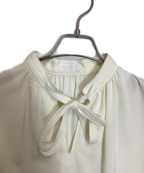 BALLSEY（ボールジィ）BALLSEY (ボールジィ) 2-wayストレッチ タイ付きスタンドカラーブラウス アイボリー サイズ:36の古着・服飾アイテム