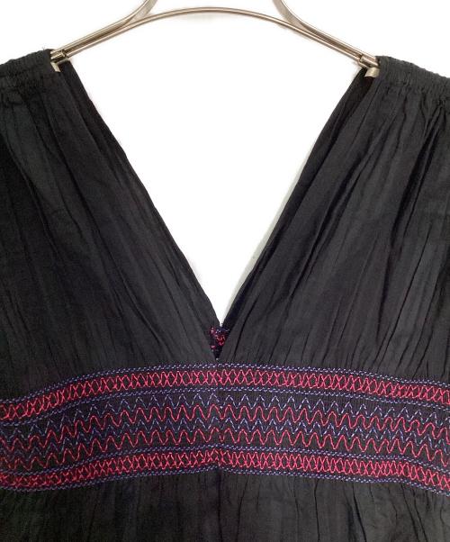 sara mallika（サラマリカ）sara mallika (サラマリカ) COTTON SMOCKING VNECK TOP/コットン スモッキング ブイネック トップ ブラック サイズ:free 未使用品の古着・服飾アイテム
