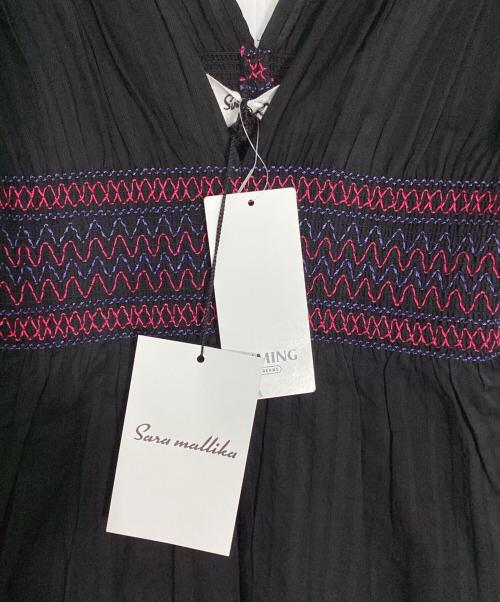 sara mallika（サラマリカ）sara mallika (サラマリカ) COTTON SMOCKING VNECK TOP/コットン スモッキング ブイネック トップ ブラック サイズ:free 未使用品の古着・服飾アイテム