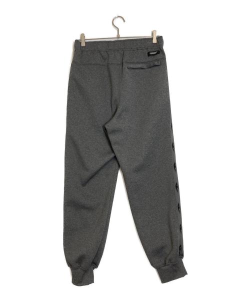 UNDERCOVER（アンダーカバー）UNDERCOVER (アンダーカバー) ポリエステルダブルニット トラックパンツ グレー サイズ:3 未使用品の古着・服飾アイテム