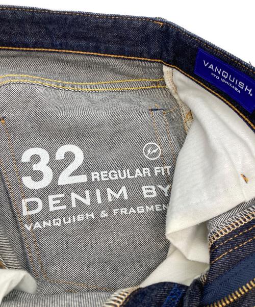 VANQUISH（ヴァンキッシュ）VANQUISH (ヴァンキッシュ) FRAGMENT DESIGN (フラグメントデザイン) デニムパンツ インディゴ サイズ:32の古着・服飾アイテム