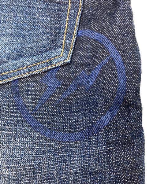 VANQUISH（ヴァンキッシュ）VANQUISH (ヴァンキッシュ) FRAGMENT DESIGN (フラグメントデザイン) デニムパンツ インディゴ サイズ:32の古着・服飾アイテム