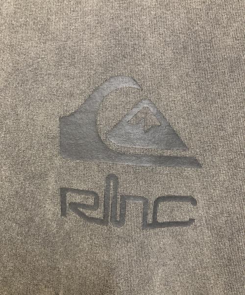 RHC Ron Herman（アールエイチシー ロンハーマン）RHC Ron Herman (アールエイチシー ロンハーマン) Quiksilver (クイックシルバー) コラボプリントTシャツ グレー サイズ:XLの古着・服飾アイテム
