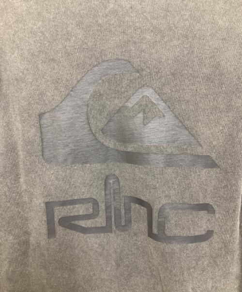 RHC Ron Herman（アールエイチシー ロンハーマン）RHC Ron Herman (アールエイチシー ロンハーマン) Quiksilver (クイックシルバー) コラボプリントTシャツ グレー サイズ:XLの古着・服飾アイテム
