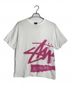 stussyステューシー）の古着「ビッグロゴプリントTシャツ」｜ホワイト×ピンク