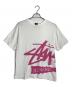 stussy（ステューシー）の古着「ビッグロゴプリントTシャツ」｜ホワイト×ピンク