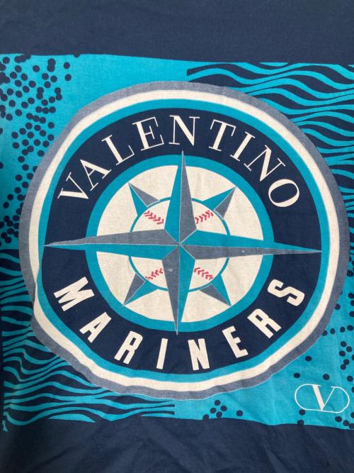 VALENTINO STUDIO（ヴァレンティノ スタジオ）VALENTINO STUDIO (ヴァレンティノ スタジオ) MARINERS (マリナーズ) 球団ロゴプリントTシャツ ネイビー サイズ:XSの古着・服飾アイテム