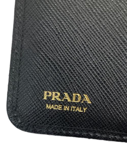 PRADA（プラダ）PRADA (プラダ) SAFFIANO TRIANG ラウンドジップウォレット ブラックの古着・服飾アイテム