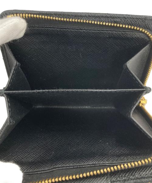 PRADA（プラダ）PRADA (プラダ) SAFFIANO TRIANG ラウンドジップウォレット ブラックの古着・服飾アイテム