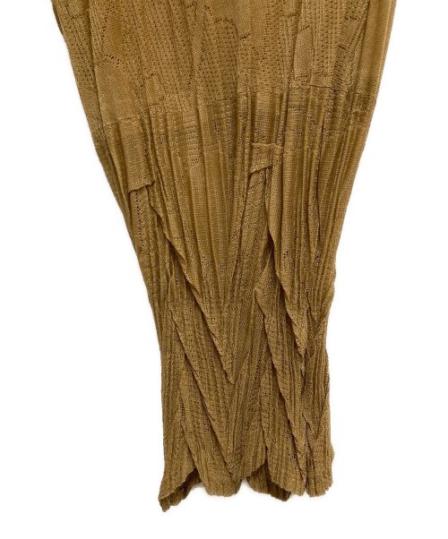 ISSEY MIYAKE FETE（イッセイミヤケフェット）ISSEY MIYAKE FETE (イッセイミヤケフェット) ウェザーデザインプリーツブラウス ブラウン サイズ:2の古着・服飾アイテム