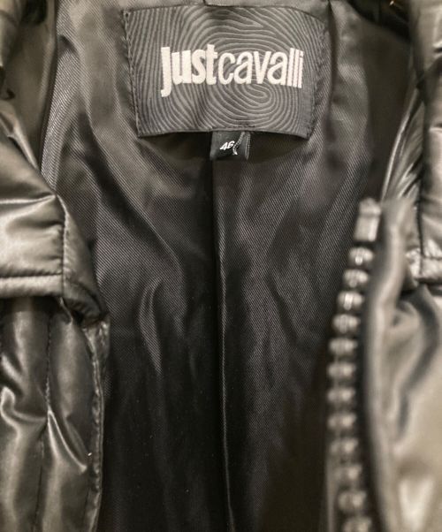JUST CAVALLI（ジャストカヴァリ）JUST CAVALLI (ジャストカヴァリ) ロゴパッチアシメダウンジャケット ブラック サイズ:46の古着・服飾アイテム