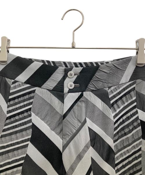 ISSEY MIYAKE（イッセイミヤケ）ISSEY MIYAKE (イッセイミヤケ) 総柄パンツ ブラック×グレー サイズ:Sの古着・服飾アイテム