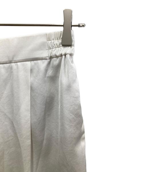 YORI（ヨリ）YORI (ヨリ) サテンワイドパンツ ホワイト サイズ:36の古着・服飾アイテム
