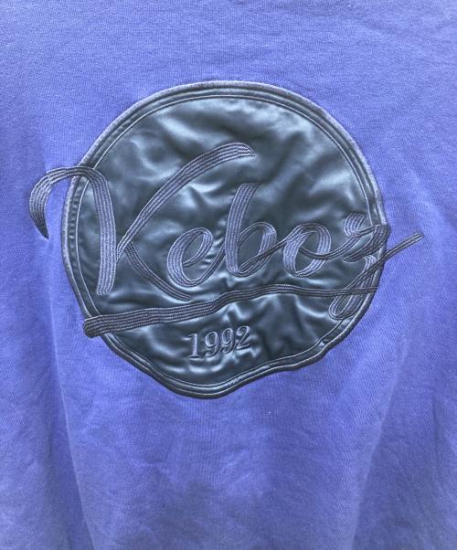 KEBOZ（ケボズ）KEBOZ (ケボズ) 両面刺繍エンブロイダリーロゴスウェット ブルー サイズ:Lの古着・服飾アイテム